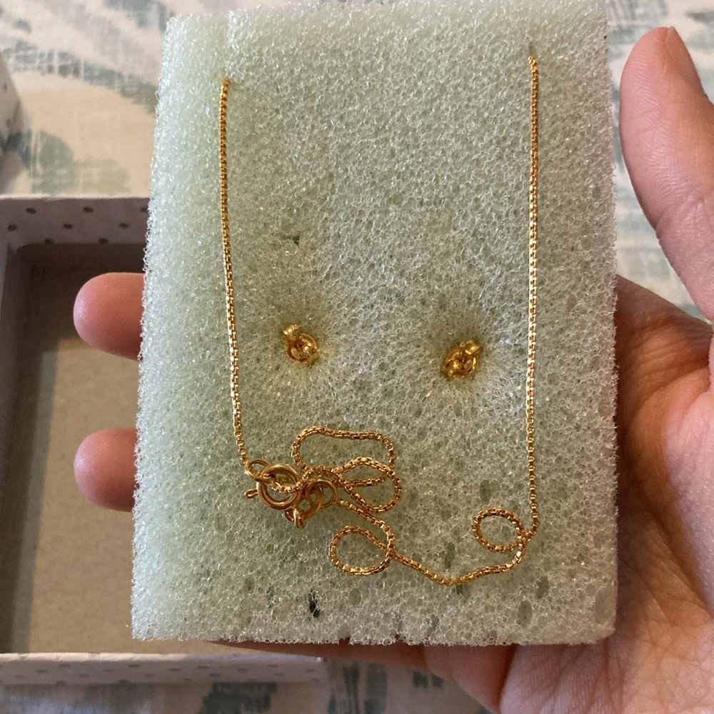 Costume jewelry necklace and earrings gift set - Picture 2 of 4